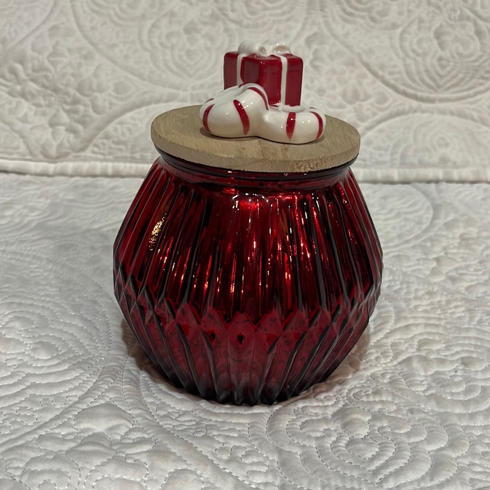 Holiday Peppermint & Vanilla candle with topper lid,‎ new